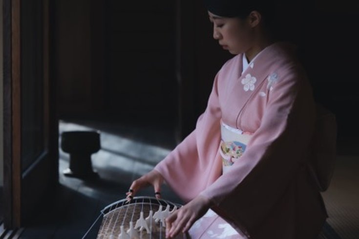 Koto, a tradiional Japanese instrument being played by Aya Yamauchi.