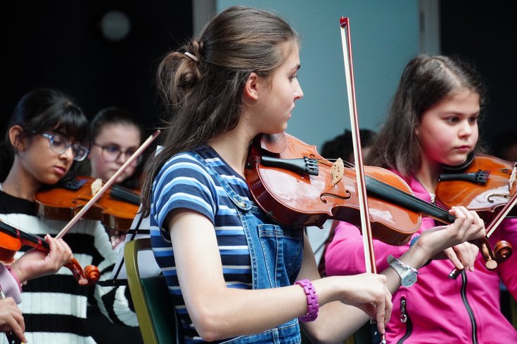 Young musicians play the violin