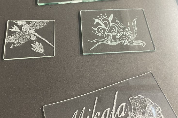 Names, letters and picture engravings on glass