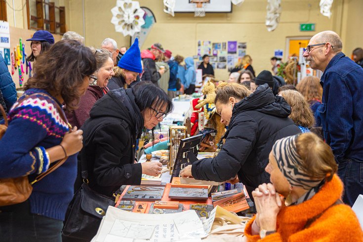 Lots of people browsing and buying gifts at an xmas market