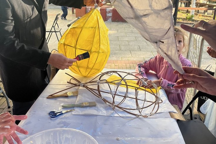 Finish your lanterns with tissuepaper and light.