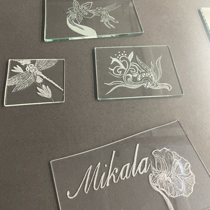 Names, letters and picture engravings on glass
